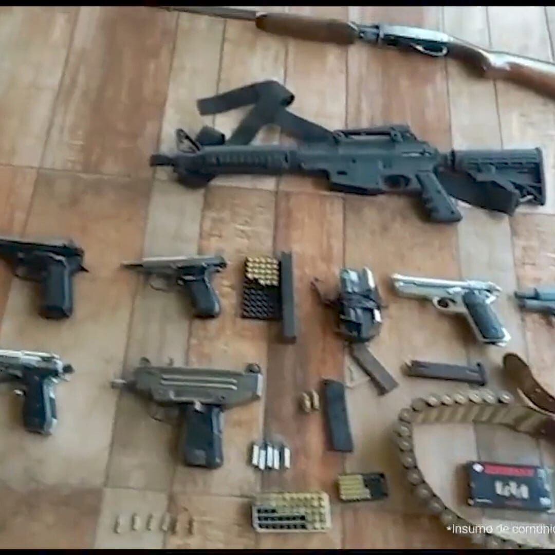Las autoridades encontraron en poder del ciudadano una subametralladora con proveedor, dos pistolas 7.65 y una pistola calibre 22. Crédito: Fiscalía.