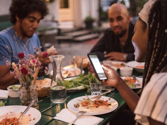 ¿Usted considera que el celular está acabando con la comunicación entre las personas?. Foto: Getty Images