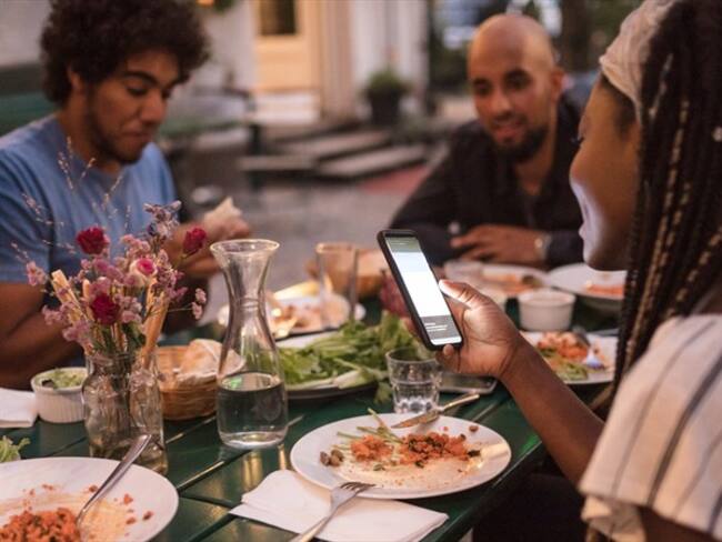 ¿Usted considera que el celular está acabando con la comunicación entre las personas?. Foto: Getty Images
