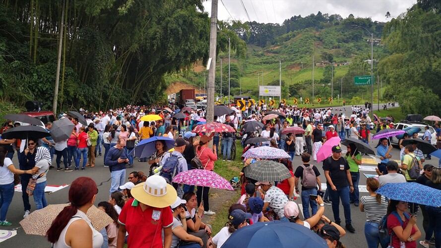 Así se vivió el paro nacional en el sector de La Romelia, vía Risaralda-Caldas. Foto: Isabel Uribe