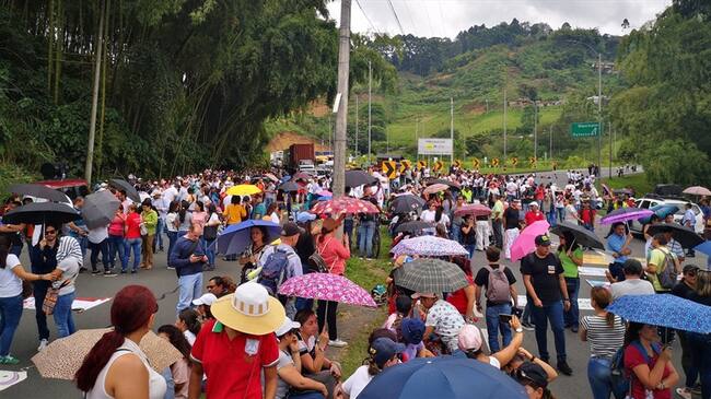 Así se vivió el paro nacional en el sector de La Romelia, vía Risaralda-Caldas. Foto: Isabel Uribe