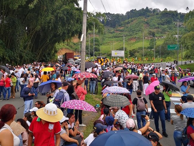 Así se vivió el paro nacional en el sector de La Romelia, vía Risaralda-Caldas. Foto: Isabel Uribe