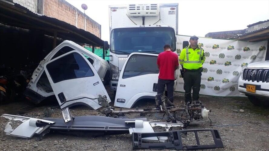 La Policía recuperó dos vehículos y capturó a una persona después de que fueran alertados del robo de un camión en el departamento del Valle del Cauca. Foto: Policía Nacional