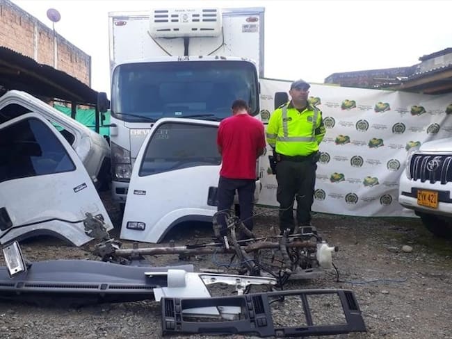 La Policía recuperó dos vehículos y capturó a una persona después de que fueran alertados del robo de un camión en el departamento del Valle del Cauca. Foto: Policía Nacional