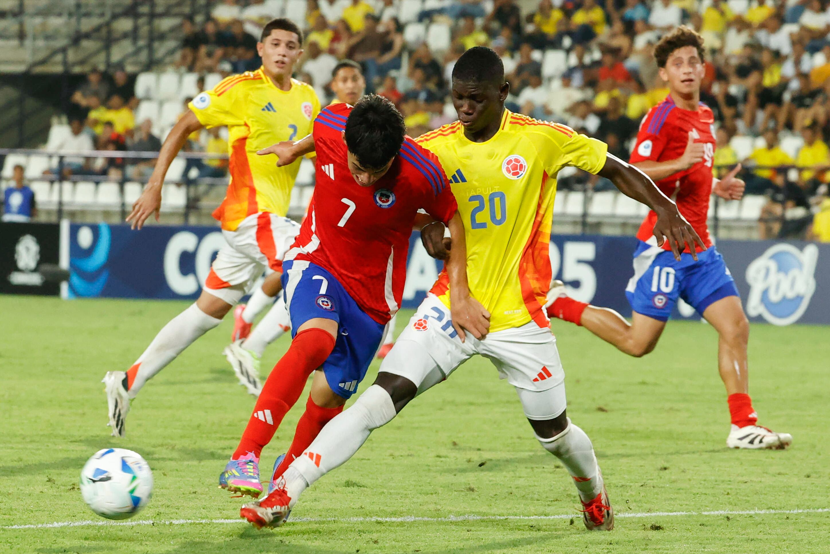 Yeminson Urrutia de Colombia disputa un balón con Ian Zohar de Chile en un partido de fase de grupos del Campeonato Sudamericano Sub-17. FOTO: EFE/ Mauricio Dueñas Castañeda