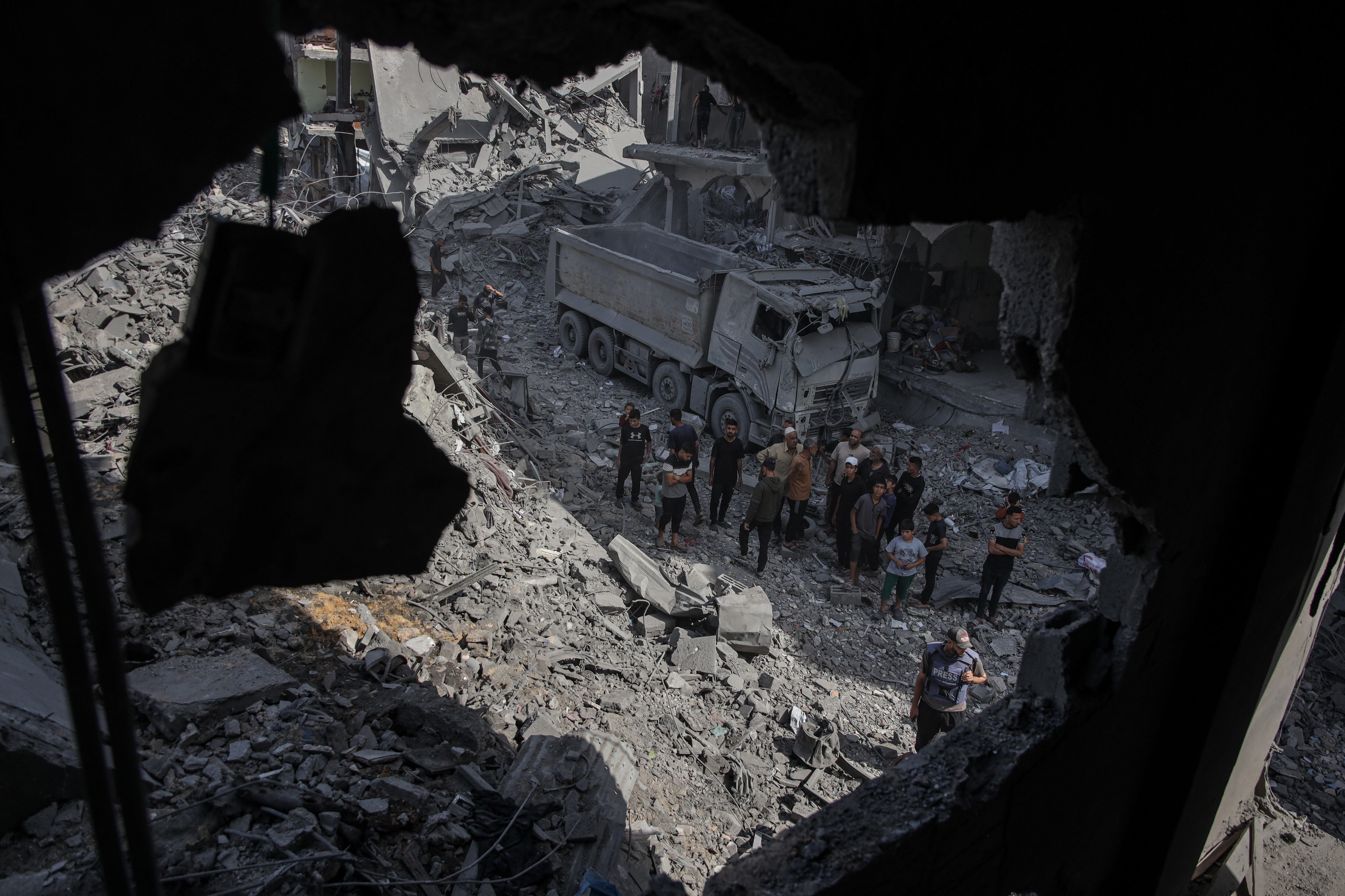 Palestinos entre los escombros en la Franja de Gaza. FOTO: Abdalhkem Abu Riash/Anadolu via Getty Images