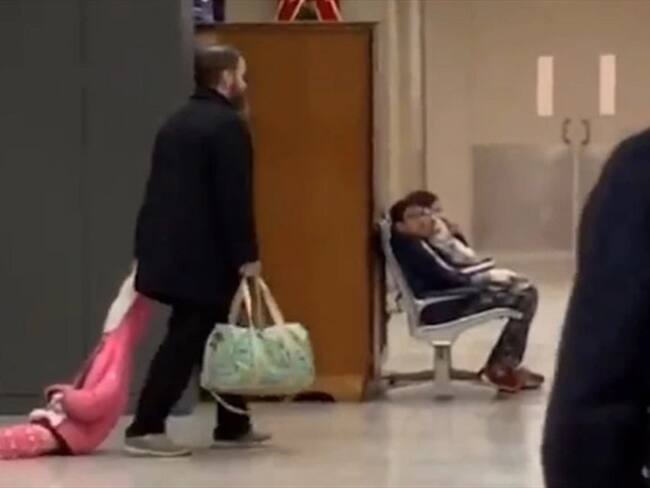 El hombre que arrastró a su hija por un aeropuerto de EE.UU. para no perder su vuelo. Foto: Captura de Youtube