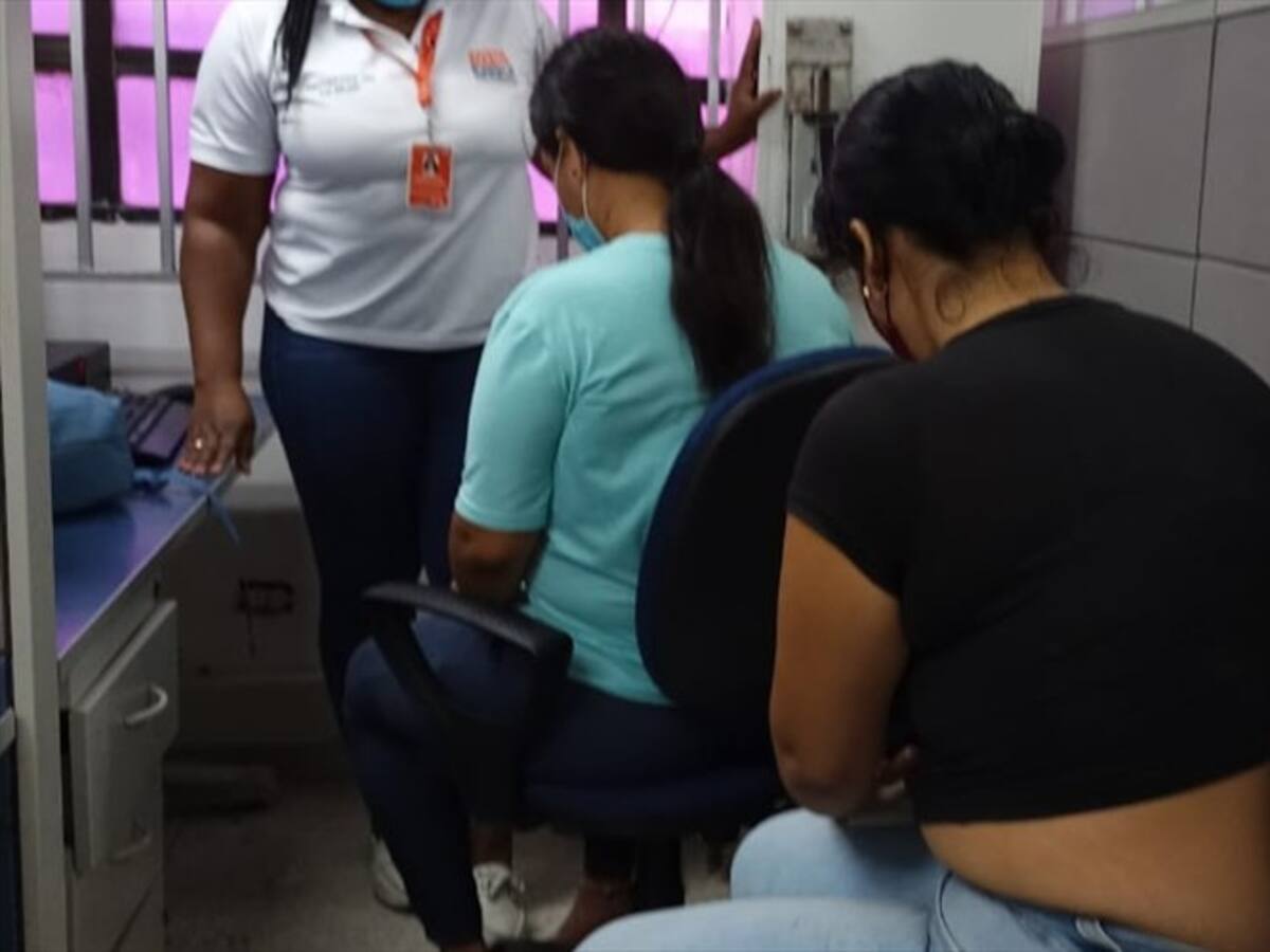 Policías propinan golpiza a dos mujeres en Santa Marta por no portar el tapabocas