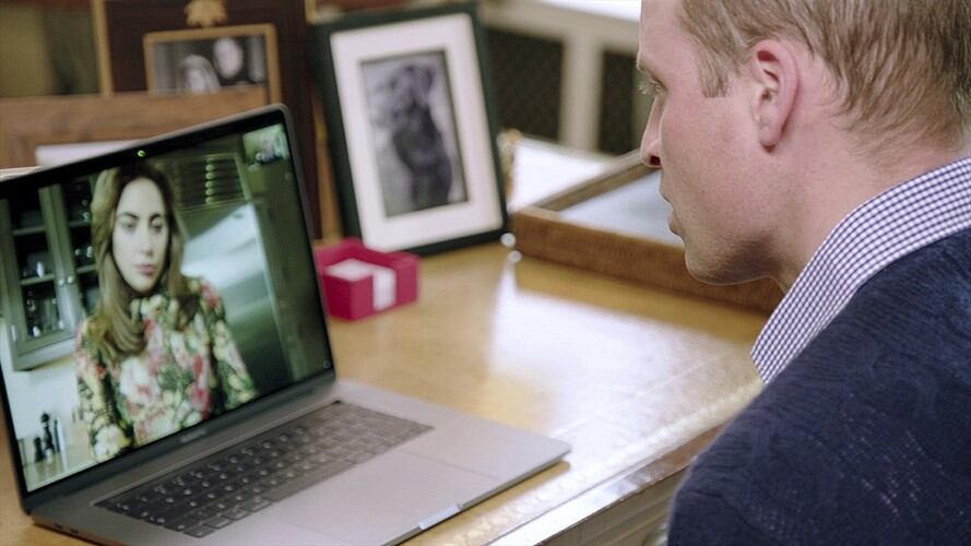 La campaña Heads Together, el príncipe Guillermo de Inglaterra habla con Lady Gaga via FaceTime. Foto: Associated Press - AP.