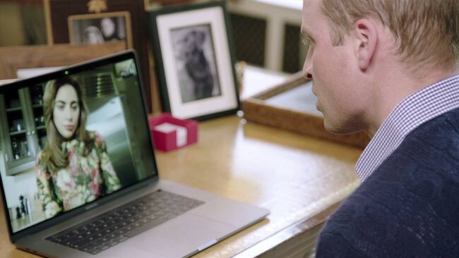 La campaña Heads Together, el príncipe Guillermo de Inglaterra habla con Lady Gaga via FaceTime. Foto: Associated Press - AP.