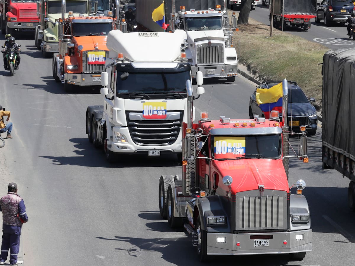 Camioneros mantienen bloqueos en seis vías de Santander