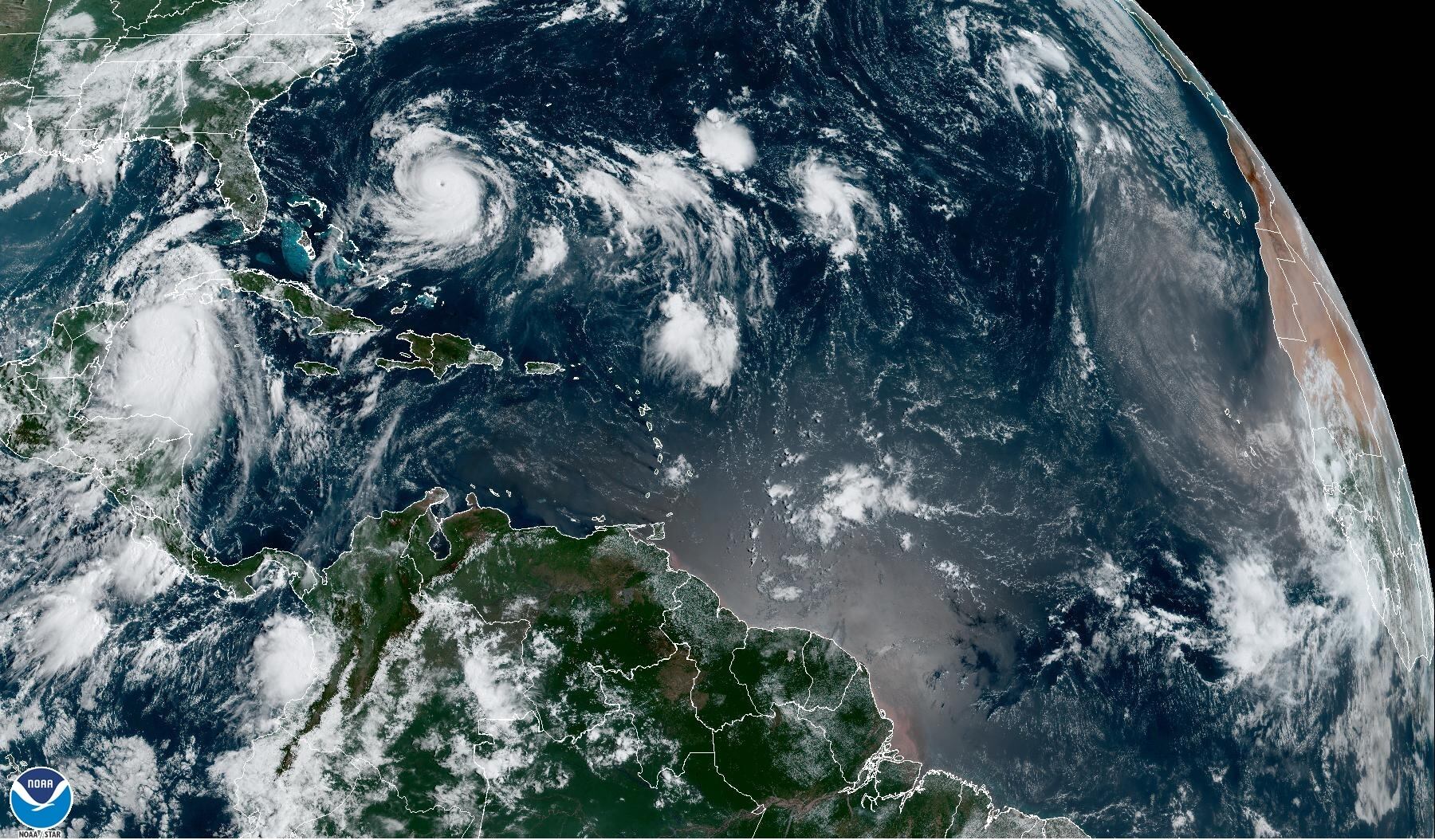 Fotografía satelital cedida hoy por la Oficina Nacional de Administración Oceánica y Atmosférica (NOAA) a través del Centro Nacional de Huracanes (NHC) de Estados Unidos, donde se muestra la localización de la tormenta tropical Idalia (i) y el huracán Franklin (c-i). EFE/NHC