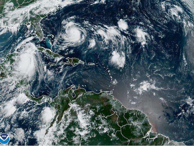 Fotografía satelital cedida hoy por la Oficina Nacional de Administración Oceánica y Atmosférica (NOAA) a través del Centro Nacional de Huracanes (NHC) de Estados Unidos, donde se muestra la localización de la tormenta tropical Idalia (i) y el huracán Franklin (c-i). EFE/NHC
