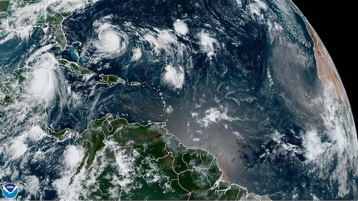 USA8630. MIAMI (FL, EEUU), 28/08/2023.- Fotografía satelital cedida hoy por la Oficina Nacional de Administración Oceánica y Atmosférica (NOAA) a través del Centro Nacional de Huracanes (NHC) de Estados Unidos, donde se muestra la localización de la tormenta tropical Idalia (i) y el huracán Franklin (c-i). La tormenta tropical Idalia se intensifica a medida que se acerca al oeste de Cuba y se espera que este lunes sea un huracán de categoría 1 y el miércoles llegue a ser huracán mayor, con vientos a partir de 111 millas por hora (178 km/h), cerca de la costa noroeste de Florida. EFE/NHC /SOLO USO EDITORIAL /NO VENTAS /SOLO DISPONIBLE PARA ILUSTRAR LA NOTICIA QUE ACOMPAÑA /CRÉDITO OBLIGATORIO