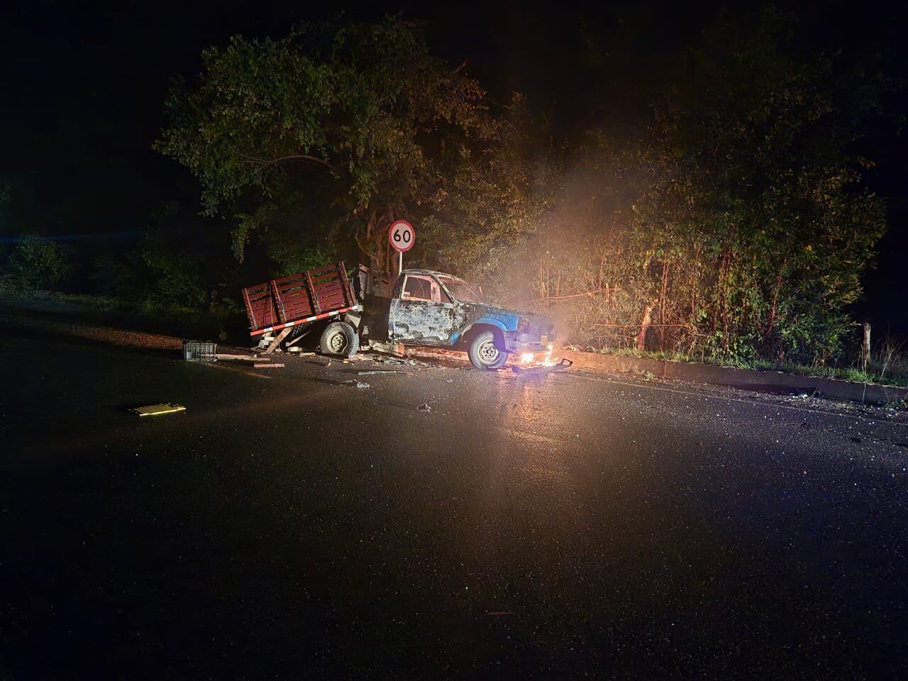 La camioneta de estacas desde donde se lanzaron las cargas detonantes quedó en llamas en la carretera internacional. Crédito: Red de Apoyo Cauca.