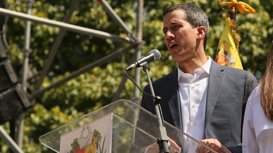 "Cerramos enero con fuerza, un enero que nunca vamos a olvidar en este país, así como nos enfrentamos a un febrero que tiene que ser determinante", expresó afónico Guaidó, al encabezar una multitudina. Foto: Getty Images