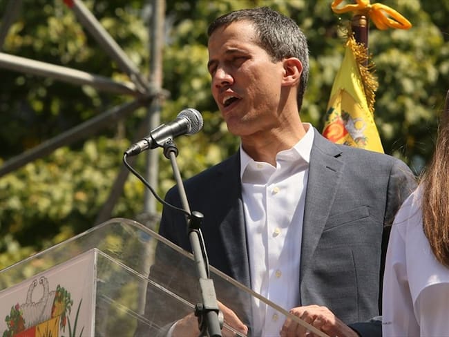 "Cerramos enero con fuerza, un enero que nunca vamos a olvidar en este país, así como nos enfrentamos a un febrero que tiene que ser determinante", expresó afónico Guaidó, al encabezar una multitudina. Foto: Getty Images