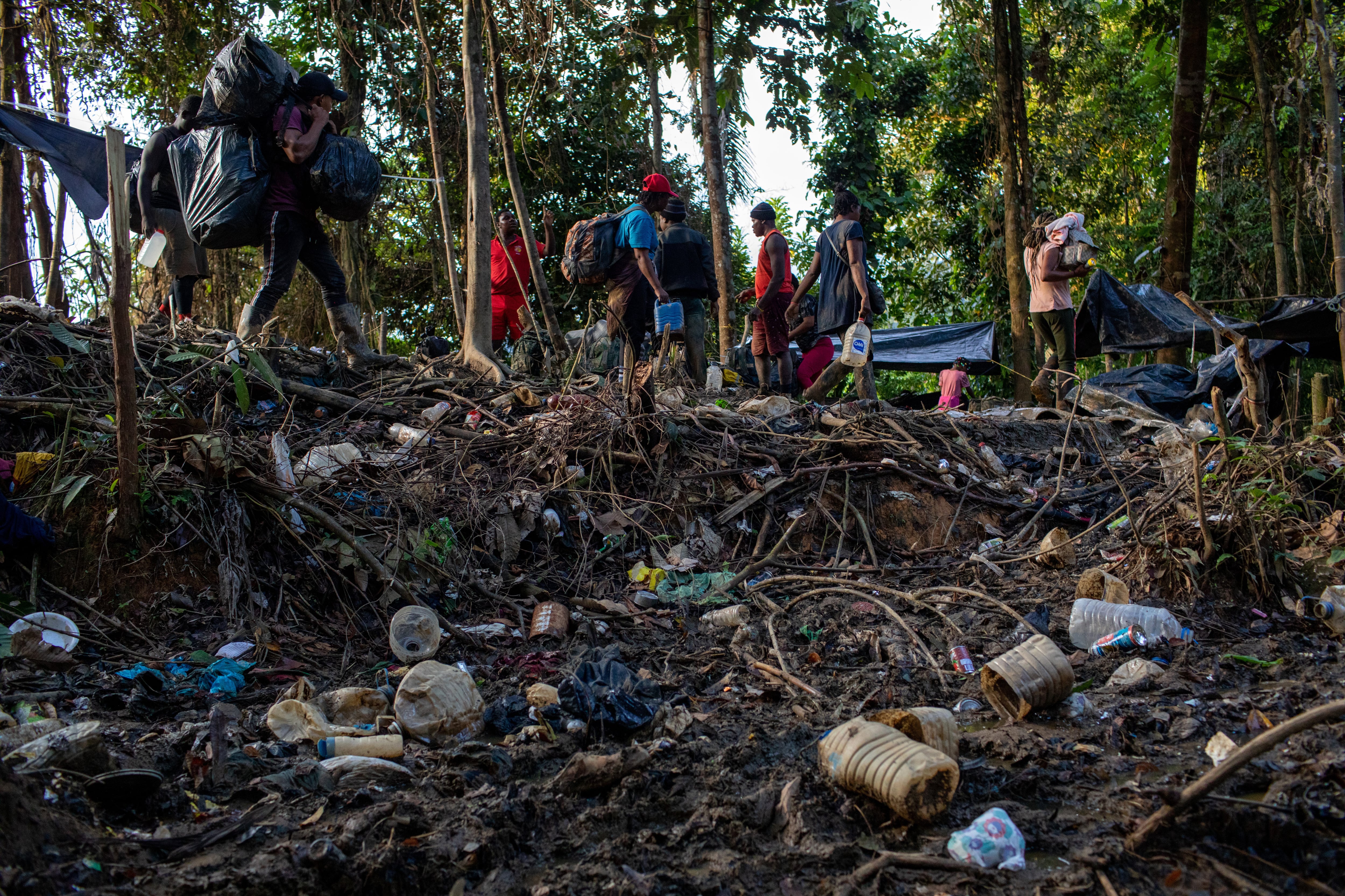 Basura y desechos dejados por migrantes en la Selva de el Darién entre Colombia y Panamá. FOTO: John Moore/Getty Images