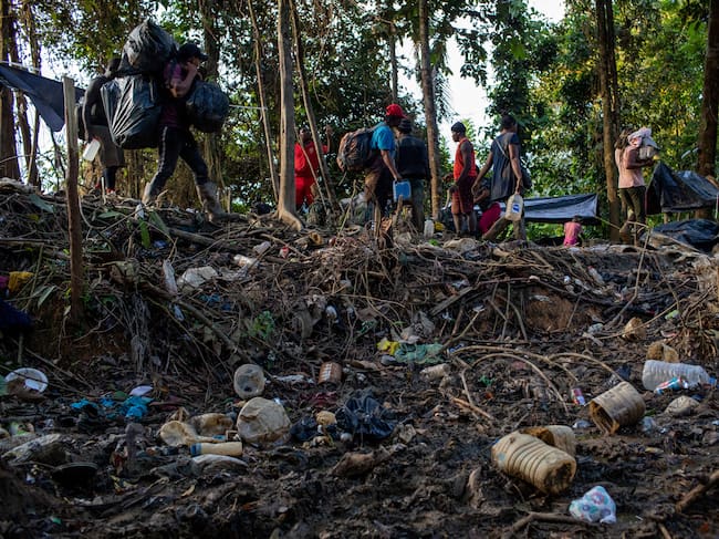 Basura y desechos dejados por migrantes en la Selva de el Darién entre Colombia y Panamá. FOTO: John Moore/Getty Images
