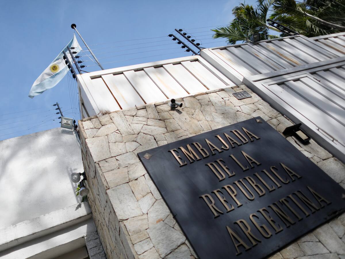 González Urrutia y Machado calificaron de “tortura” la situación en sede argentina en Caracas