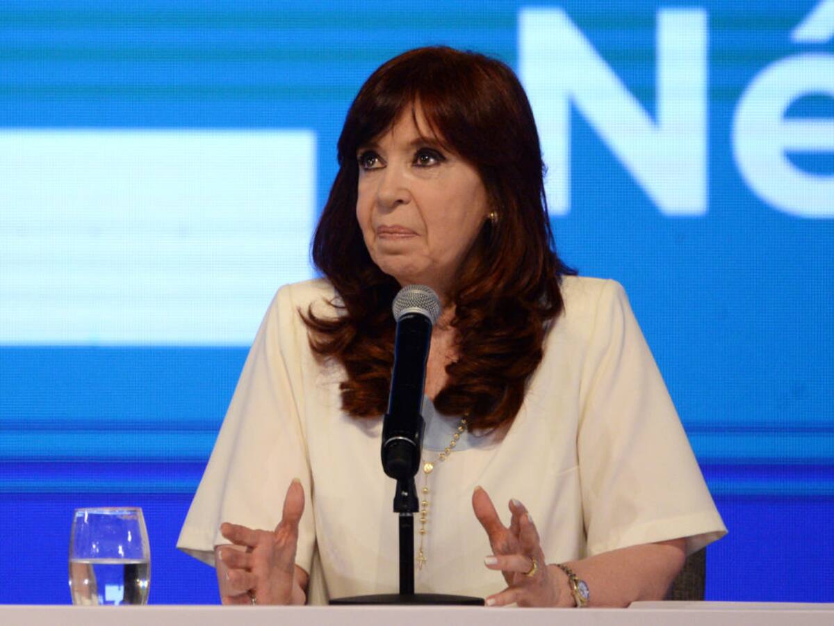 Cristina Fernández critica al Gobierno Milei en un informe: lo llama “showman-economista”
