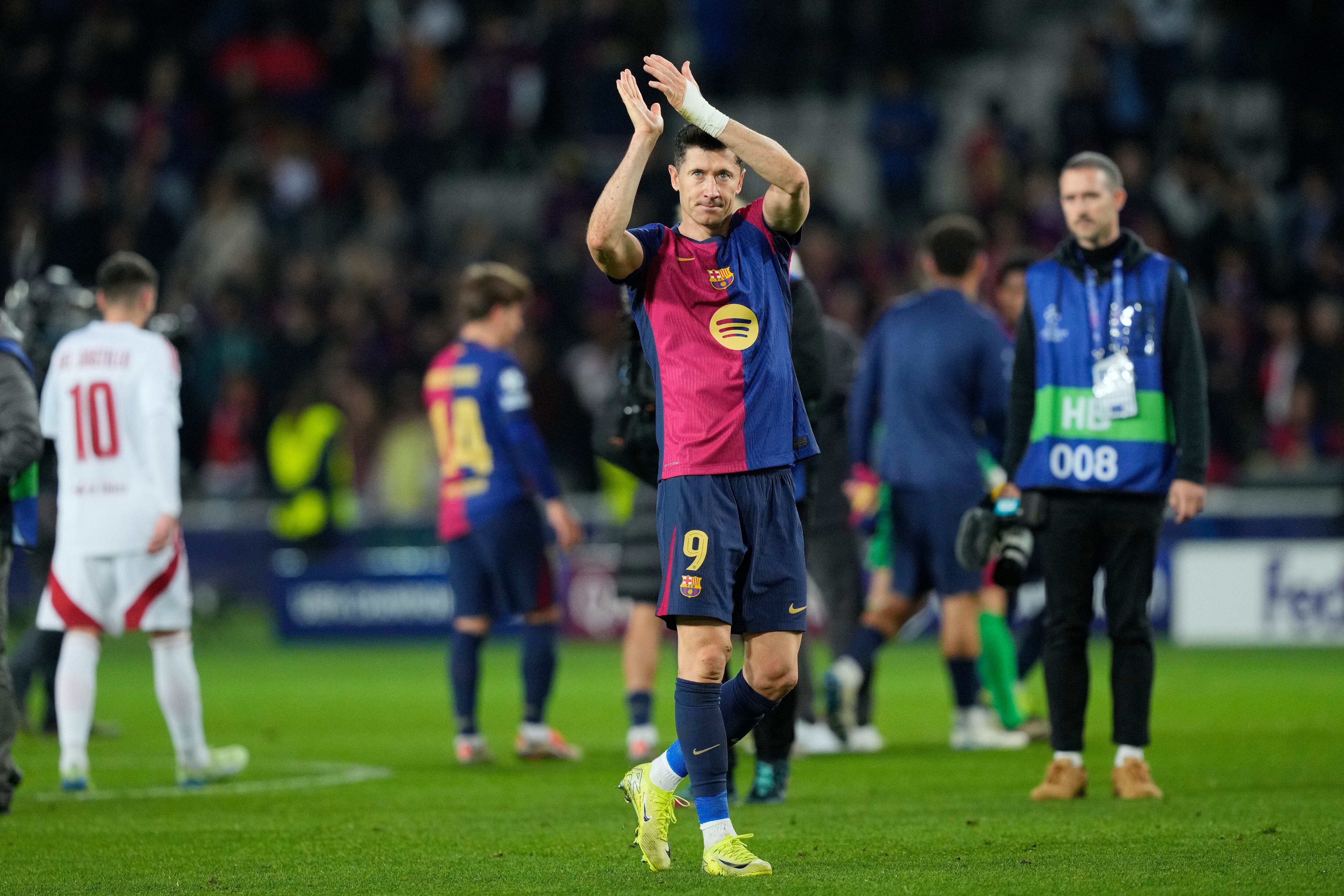 BARCELONA, 26/11/2024.- El delantero polaco del FC Barcelona Robert Lewandowski celebra la victoria con la afición tras el encuentro correspondiente a la fase regular de la Liga de Campeones que disputaron hoy martes FC Barcelona y Brest en el estadio Lluis Companys, en Barcelona. EFE/Alejandro García.