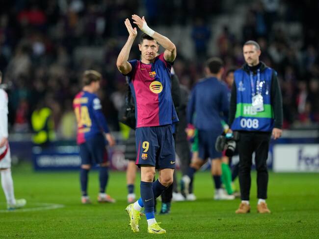 BARCELONA, 26/11/2024.- El delantero polaco del FC Barcelona Robert Lewandowski celebra la victoria con la afición tras el encuentro correspondiente a la fase regular de la Liga de Campeones que disputaron hoy martes FC Barcelona y Brest en el estadio Lluis Companys, en Barcelona. EFE/Alejandro García.