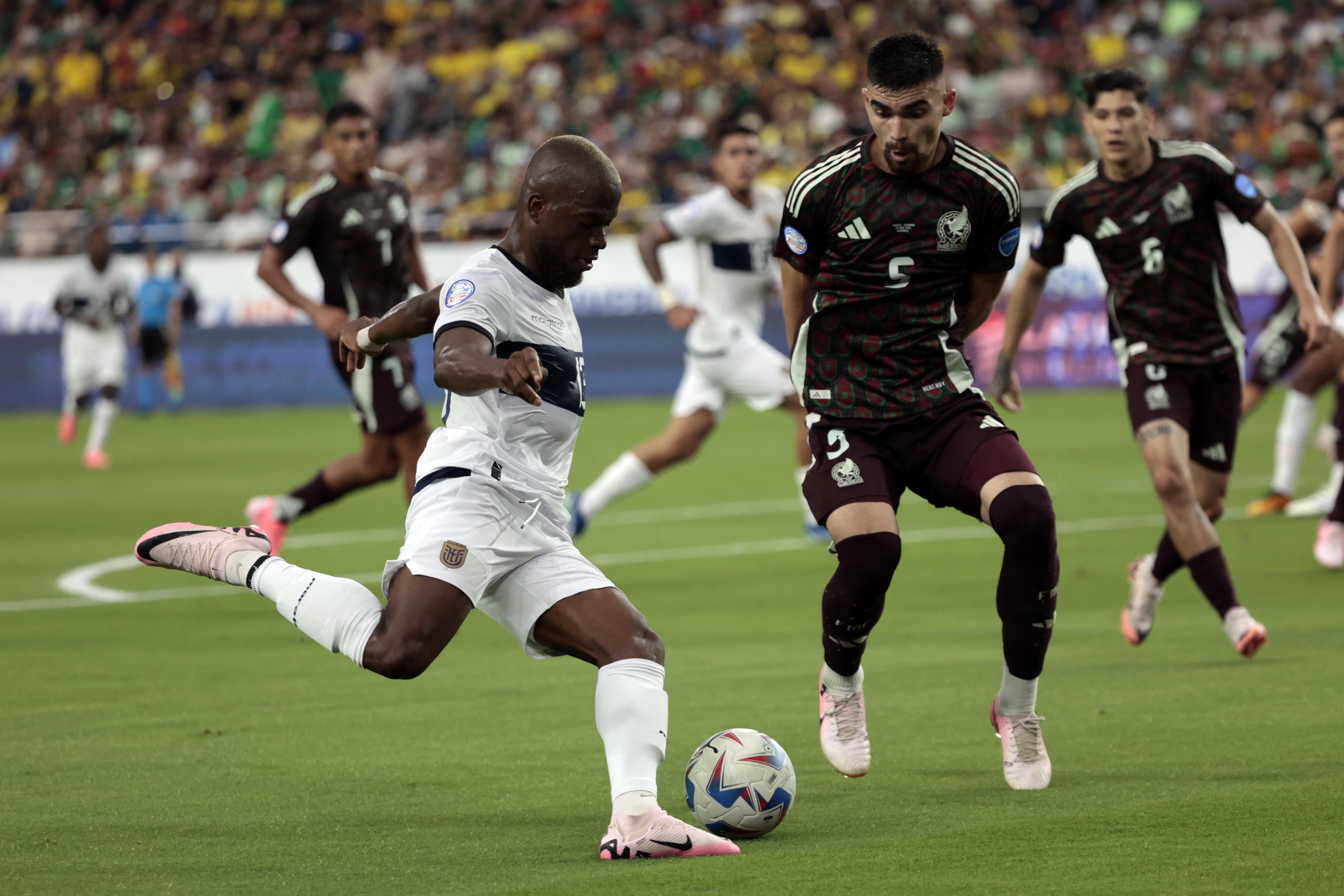 Glendale (United States), 30/06/2024.- Enner Valencia of Ecuador (L) and Johan Vasquez of Mexico (R) in action during the CONMEBOL Copa America 2024 group B soccer match between Mexico and Ecuador in Glendale, Arizona, USA, 30 June 2024. EFE/EPA/JOHN G. MABANGLO