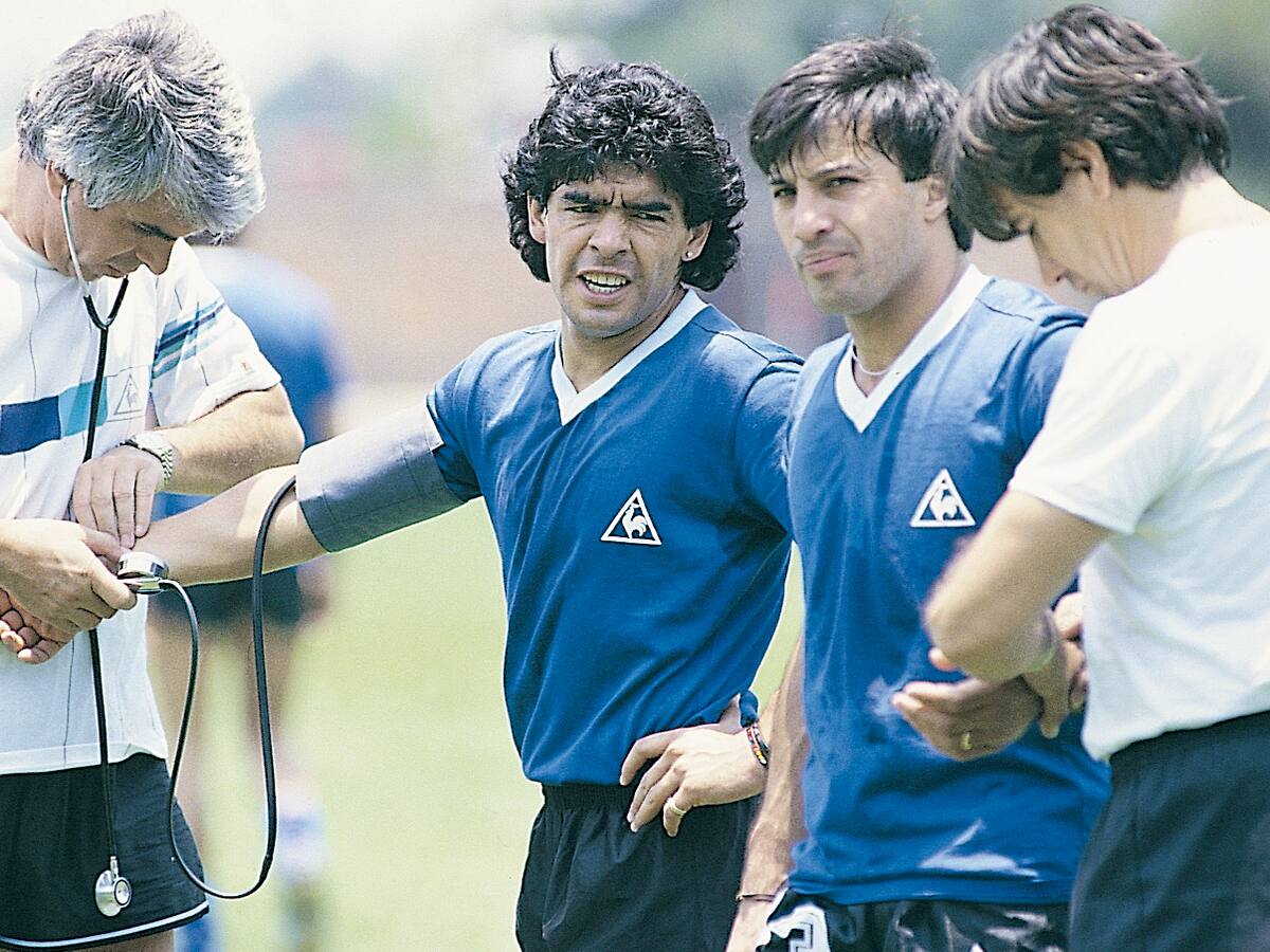 Maradona tenía conductas autolesivas, no dormía bien ni tomaba la medicina, según testigo