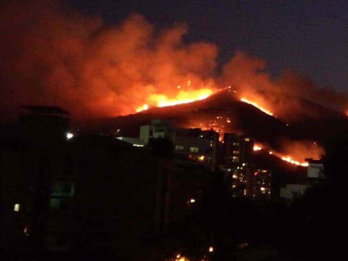 Bomberos lucharon por horas contra incendio forestal en cerro de Cristo Rey