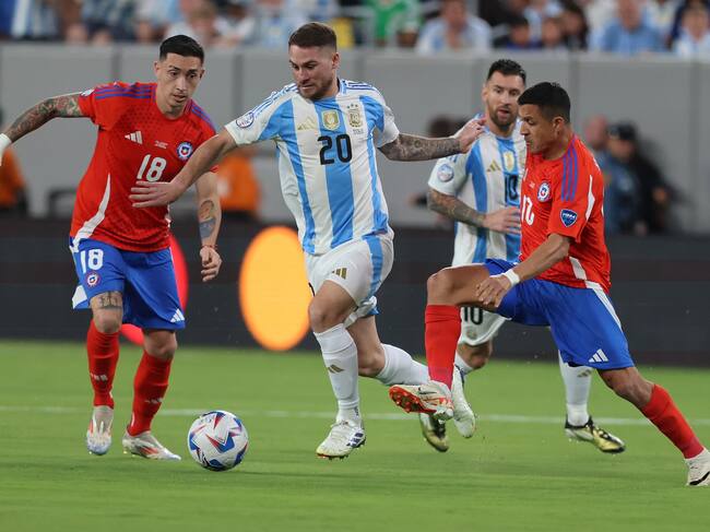 East Rutherford (United States), 25/06/2024.- Chile defender Rodrigo Echeverria (L) and Chile forward Alexis Sanchez (R) chase Argentina midfielder Alexis Mac Allister (C) during the first half of the CONMEBOL Copa America 2024 group A soccer match between Argentina and Chile, at MetLife Stadium in East Rutherford, New Jersey, USA, 25 June 2024. EFE/EPA/JUSTIN LANE