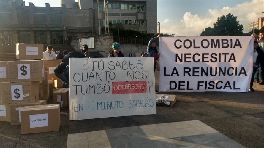 Así avanza la marcha que solicita la renuncia de Néstor Humberto Martínez.