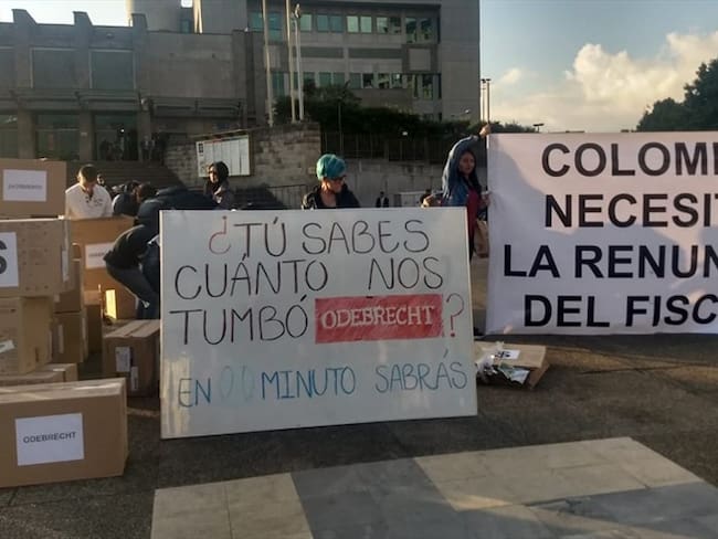 Así avanza la marcha que solicita la renuncia de Néstor Humberto Martínez.