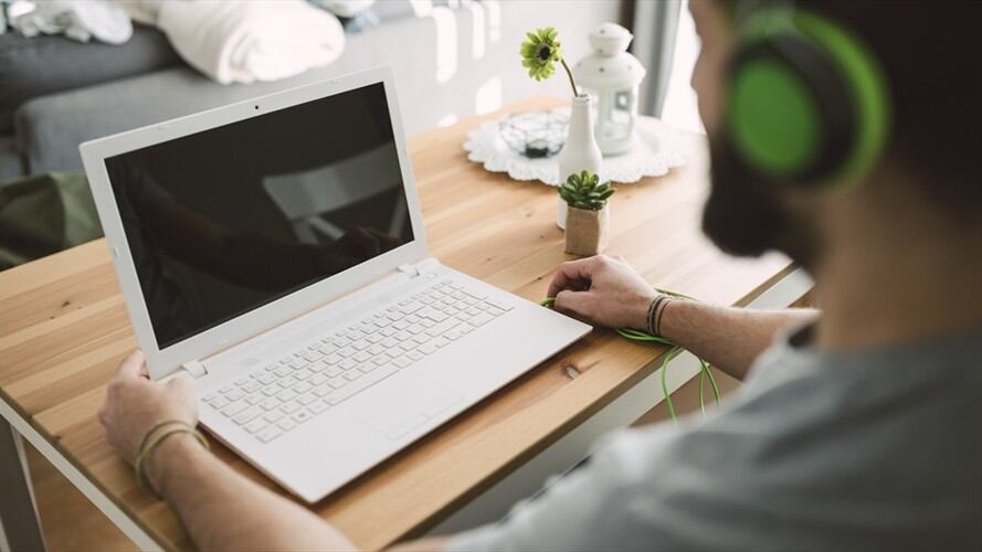 Desde cualquier cuenta de correo, los usuarios podrán acceder a Google Meet y a todas sus funciones premium: uso compartido de pantalla, subtítulos en tiempo real y hasta la vista en mosaico expandida. Foto: Getty Images