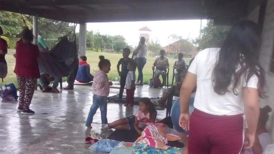 Hasta un salón comunal de El Nilo llegaron las familias que decidieron salir desplazadas . Foto: Cortesía