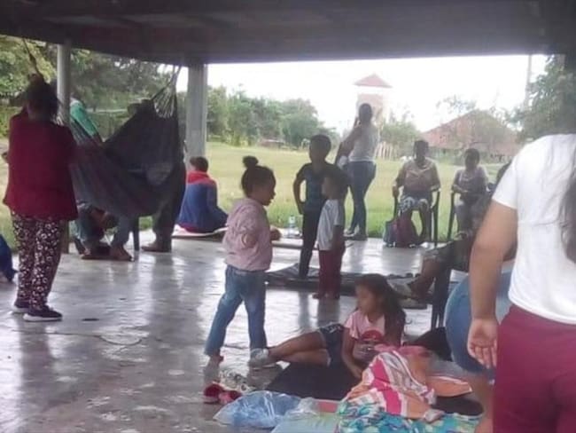 Hasta un salón comunal de El Nilo llegaron las familias que decidieron salir desplazadas . Foto: Cortesía