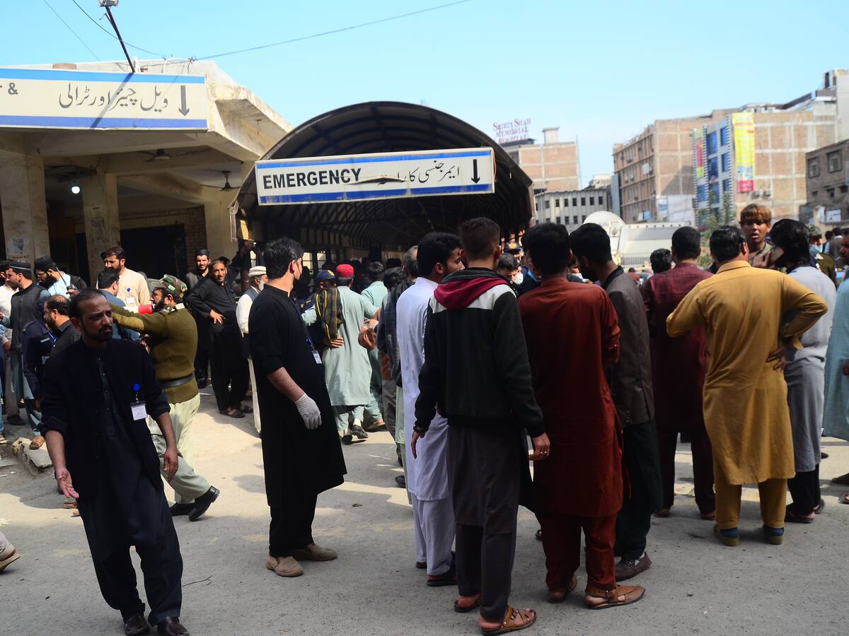 Al menos 56 muertos y 194 heridos en atentado contra mezquita en Peshawar, Pakistán