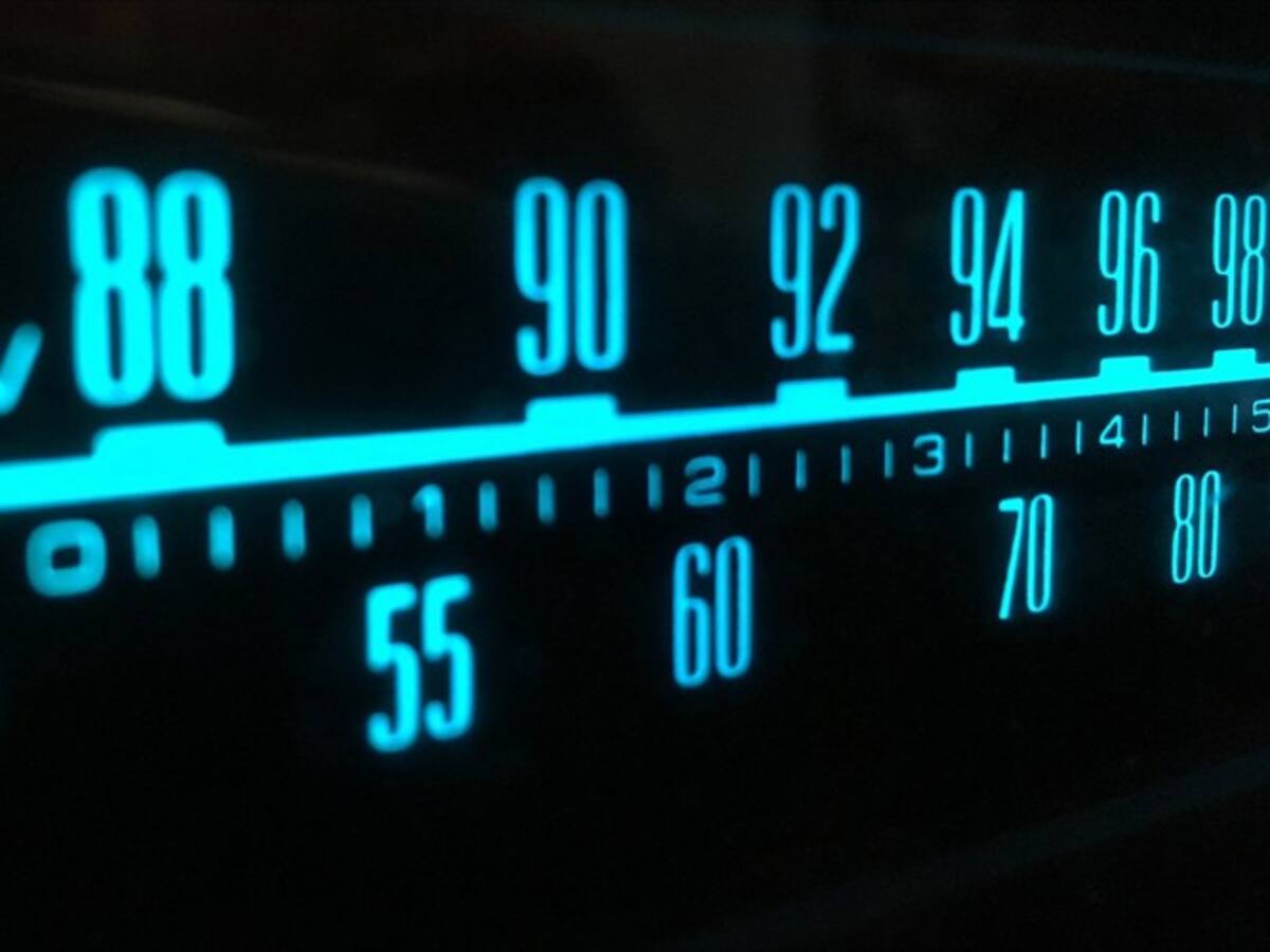 Radio hablada cumple 30 años en Colombia, de mano de Caracol Radio y Julio Sánchez Cristo