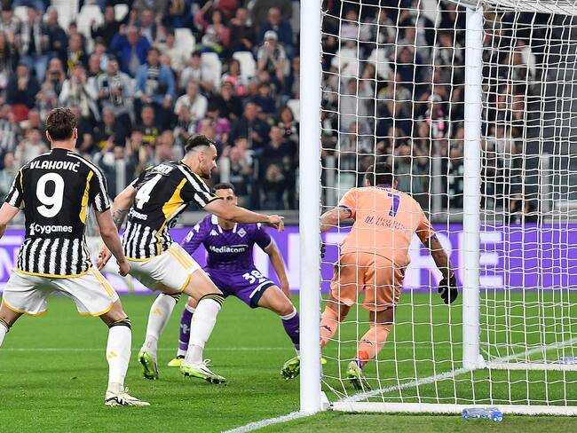 Turin (Italy), 07/04/2024.- Juventus' Federico Gatti (C) scores the opening goal during the Italian Serie A soccer match Juventus FC vs ACF Fiorentina at the Allianz Stadium in Turin, Italy, 07 April 2024. (Italia) EFE/EPA/ALESSANDRO DI MARCO