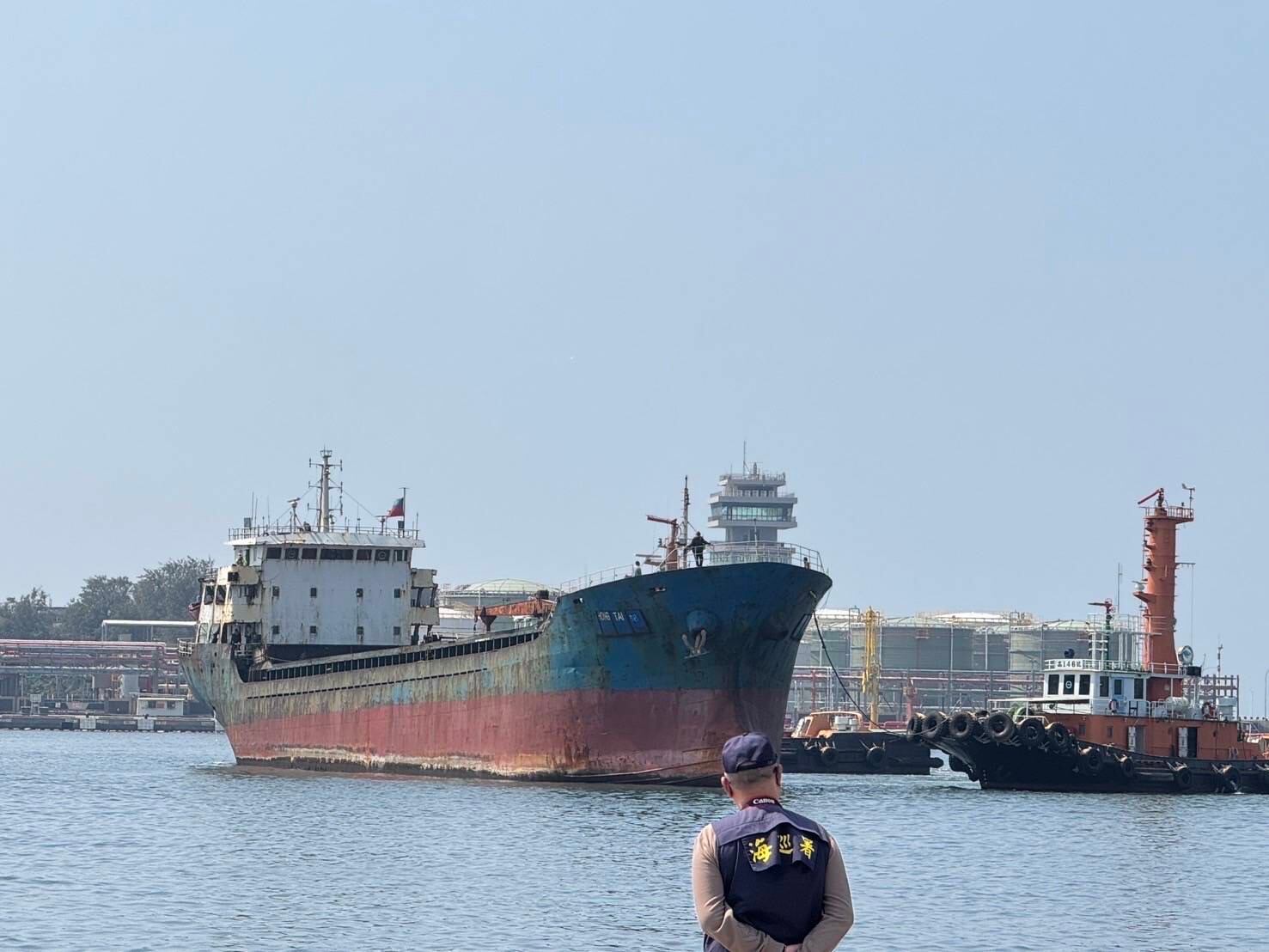 ANPING (TAIWÁN), 25/02/2025.- Vista de la llegada del carguero al puerto de Anping, en el sur de Taiwán.