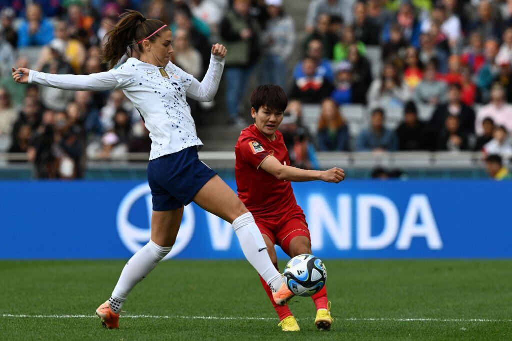 Alex Morgan y Thi Thu Tran. Foto: Saeed KHAN / AFP via Getty Images
