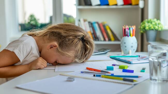 Niña con la cabeza sobre el cuaderno (Getty Images)