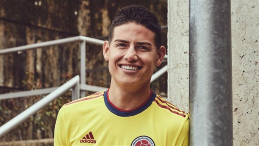 James Rodríguez posó con la nueva camiseta de la Selección Colombia. Foto: Twitter: @jamesdrodriguez