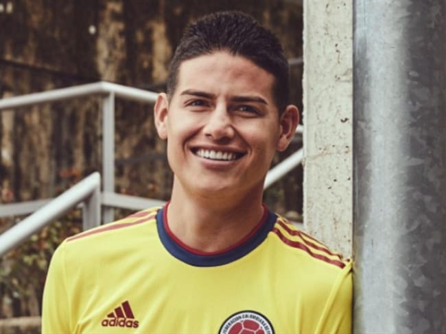James Rodríguez posó con la nueva camiseta de la Selección Colombia. Foto: Twitter: @jamesdrodriguez