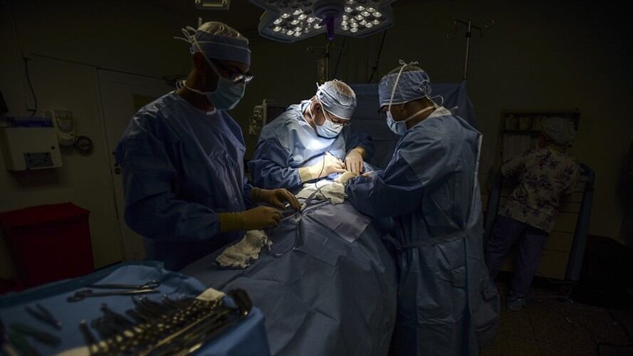En la foto, el doctor Reynold López, en el centro, uno de los pocos cirujanos de oncología que quedan en Puerto Rico. Foto: Associated Press - AP - Carlos Giusti