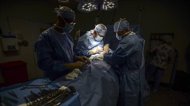 En la foto, el doctor Reynold López, en el centro, uno de los pocos cirujanos de oncología que quedan en Puerto Rico. Foto: Associated Press - AP - Carlos Giusti