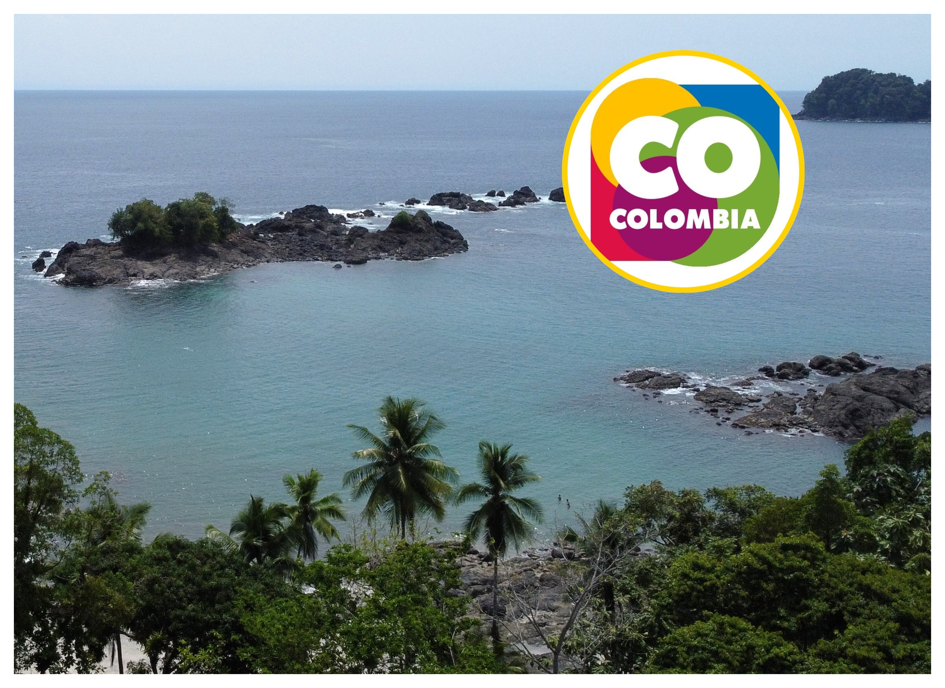 Nuquí y logo de Colombia Travel. Foto: JUAN RESTREPO/AFP via Getty Images y Colombia Travel.