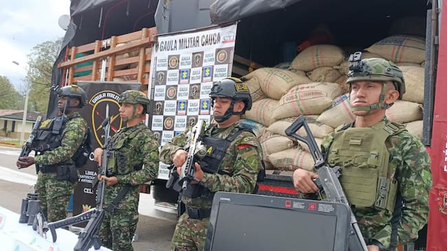 En sinergia con el trabajo de los caficultores, se han recuperado más de tres toneladas de café que fueron hurtadas en las vías del departamento. Crédito: Ejército Nacional.