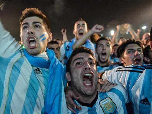 Hinchas argentinos ven el partido entre Argentina y Holanda en Copacabana, Rio de Janeiro, Brasil, durante el Mundial del Fútbol del 2014. Foto: Agencia Anadolu