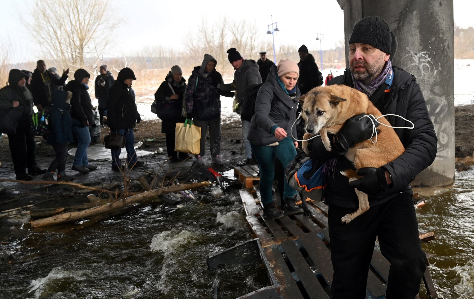 Ucranianos huyendo de Kiev. Foto: SERGEI SUPINSKY/AFP via Getty Images
